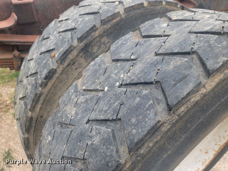 image for item JM9210 2001 International 4700  truck cab and chassis