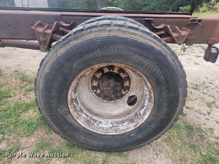 image for item JM9210 2001 International 4700  truck cab and chassis