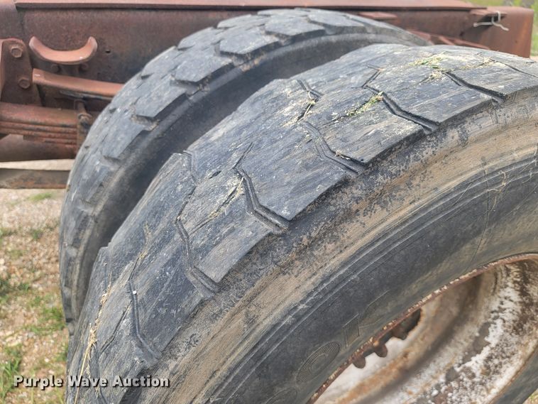 image for item JM9210 2001 International 4700  truck cab and chassis