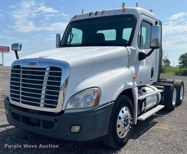image for item KW9126 2012 Freightliner Cascadia  semi truck