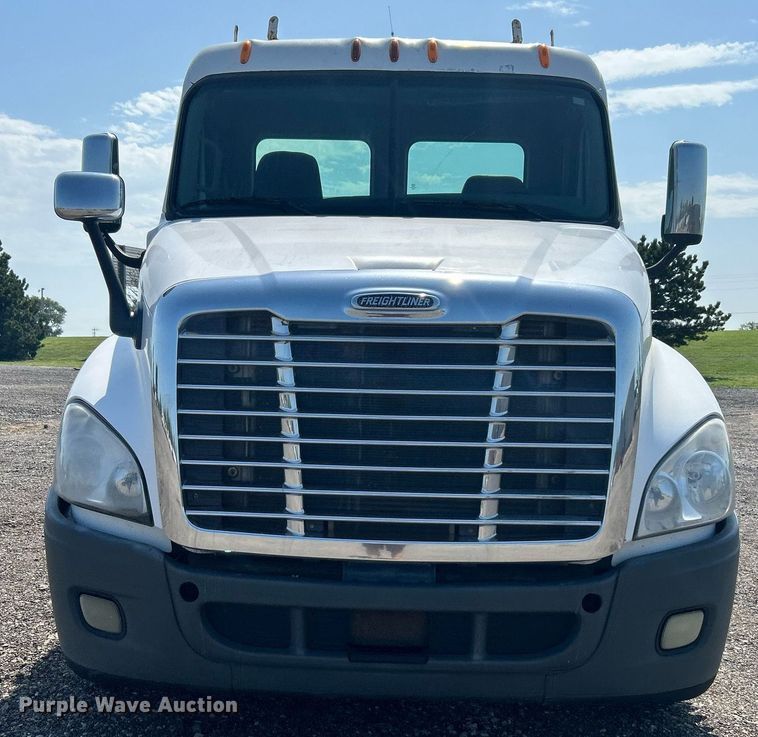 image for item KW9126 2012 Freightliner Cascadia  semi truck