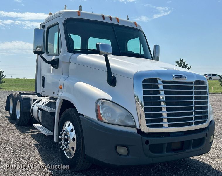 image for item KW9126 2012 Freightliner Cascadia  semi truck