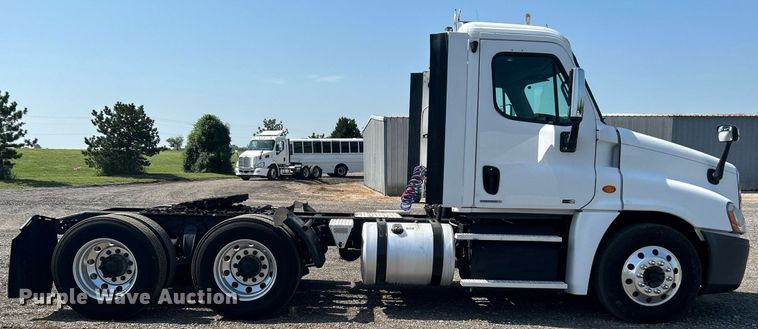 image for item KW9126 2012 Freightliner Cascadia  semi truck