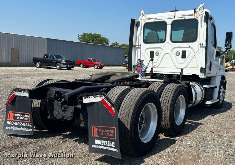 image for item KW9126 2012 Freightliner Cascadia  semi truck