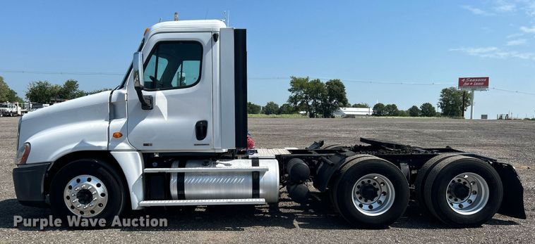image for item KW9126 2012 Freightliner Cascadia  semi truck