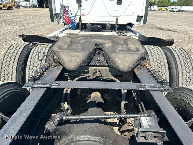 image for item KW9126 2012 Freightliner Cascadia  semi truck