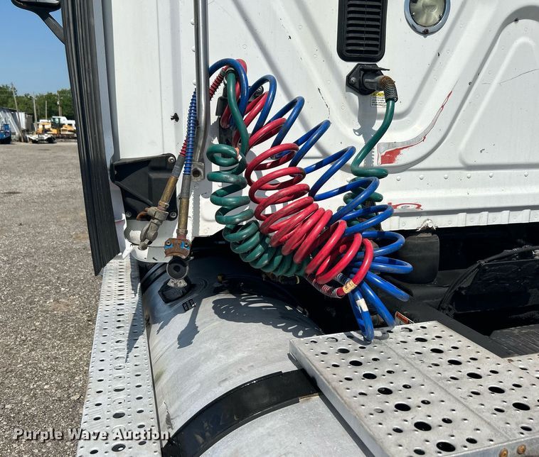 image for item KW9126 2012 Freightliner Cascadia  semi truck