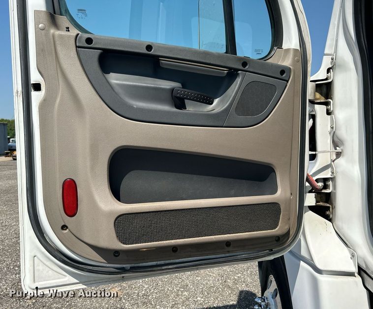 image for item KW9126 2012 Freightliner Cascadia  semi truck