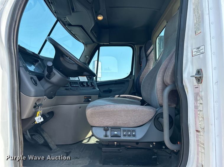 image for item KW9126 2012 Freightliner Cascadia  semi truck