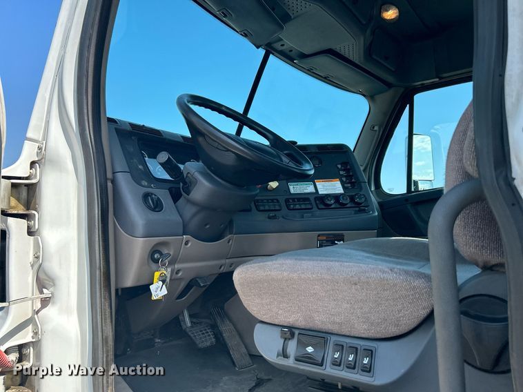 image for item KW9126 2012 Freightliner Cascadia  semi truck