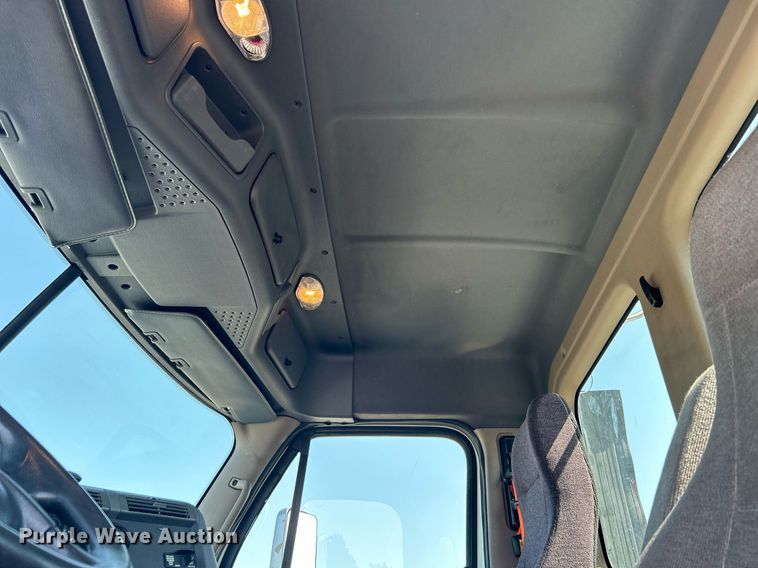 image for item KW9126 2012 Freightliner Cascadia  semi truck