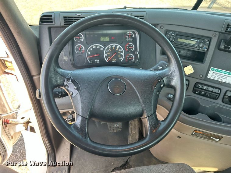 image for item KW9126 2012 Freightliner Cascadia  semi truck