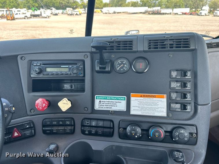 image for item KW9126 2012 Freightliner Cascadia  semi truck