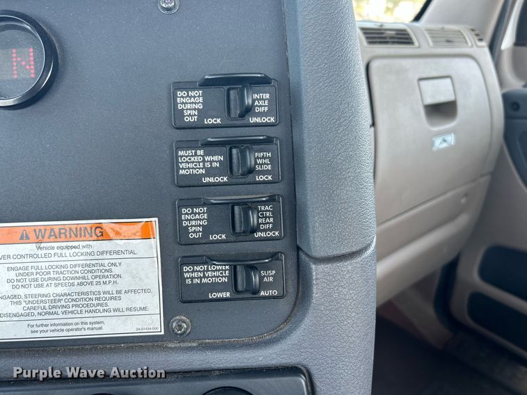 image for item KW9126 2012 Freightliner Cascadia  semi truck