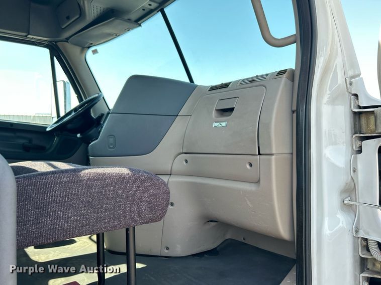 image for item KW9126 2012 Freightliner Cascadia  semi truck