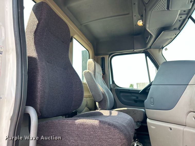 image for item KW9126 2012 Freightliner Cascadia  semi truck