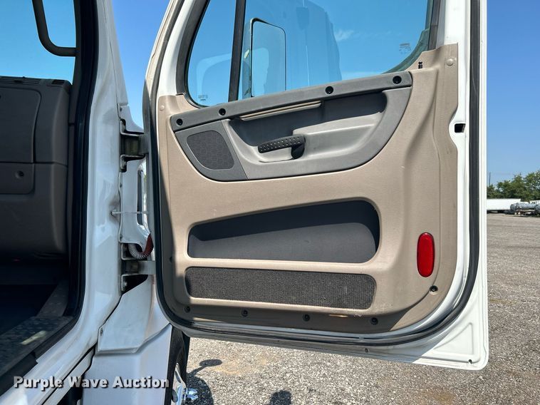 image for item KW9126 2012 Freightliner Cascadia  semi truck