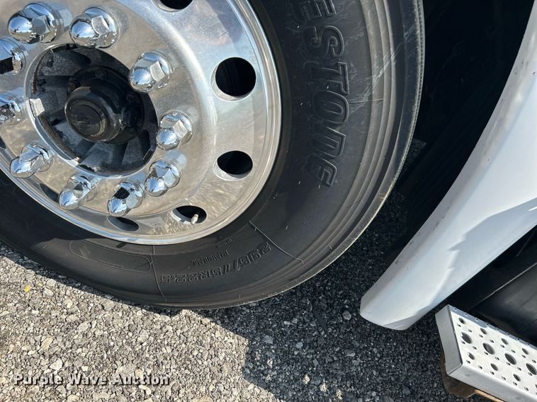 image for item KW9126 2012 Freightliner Cascadia  semi truck