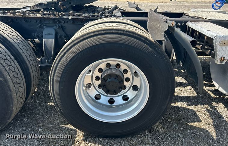 image for item KW9126 2012 Freightliner Cascadia  semi truck