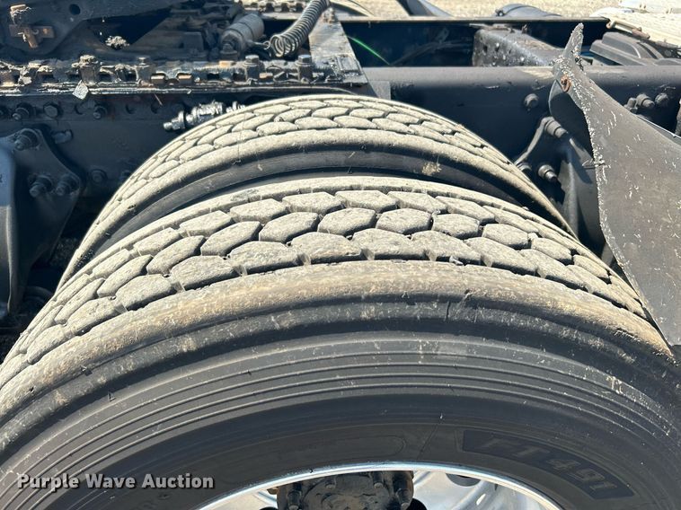 image for item KW9126 2012 Freightliner Cascadia  semi truck