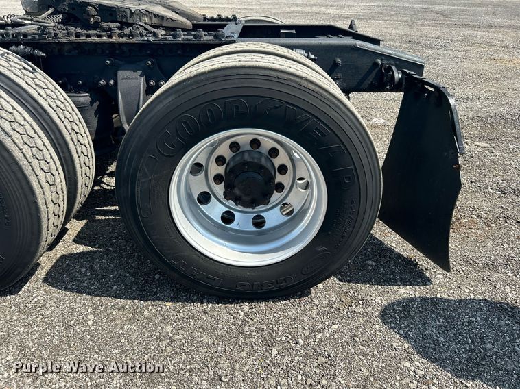 image for item KW9126 2012 Freightliner Cascadia  semi truck