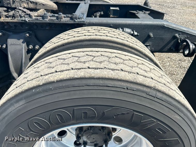 image for item KW9126 2012 Freightliner Cascadia  semi truck