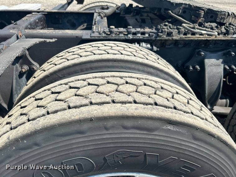 image for item KW9126 2012 Freightliner Cascadia  semi truck