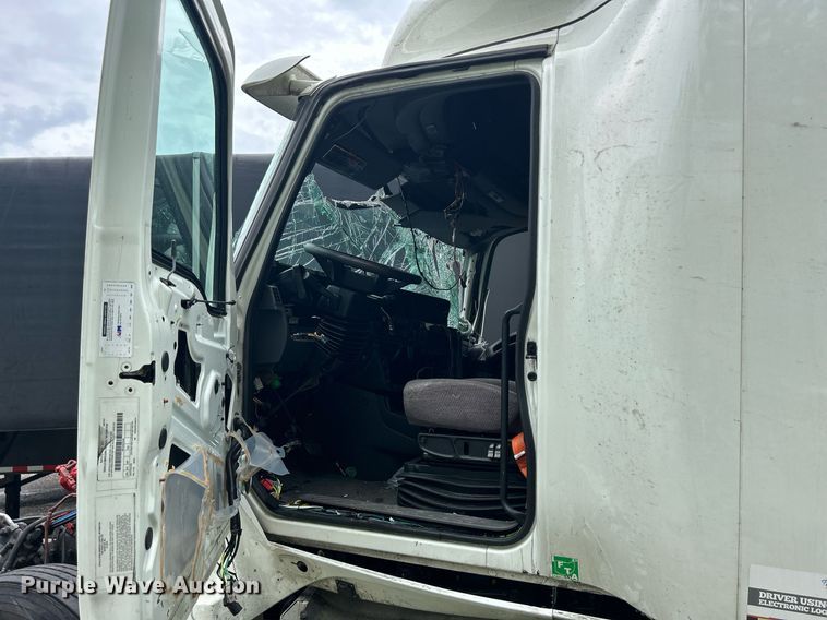 image for item LJ9774 2020 International LT625  truck cab and chassis