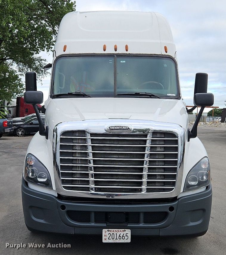 image for item LL9280 2016 Freightliner Cascadia  semi truck