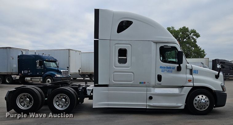 image for item LL9280 2016 Freightliner Cascadia  semi truck