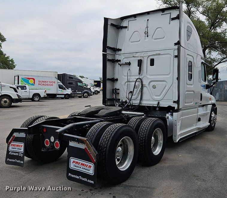 image for item LL9280 2016 Freightliner Cascadia  semi truck