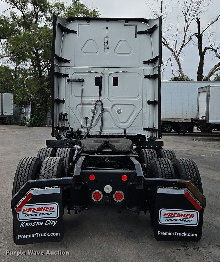 image for item LL9280 2016 Freightliner Cascadia  semi truck