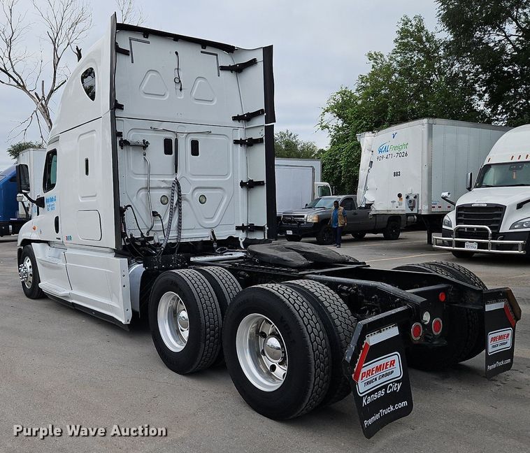 image for item LL9280 2016 Freightliner Cascadia  semi truck