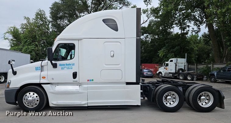 image for item LL9280 2016 Freightliner Cascadia  semi truck