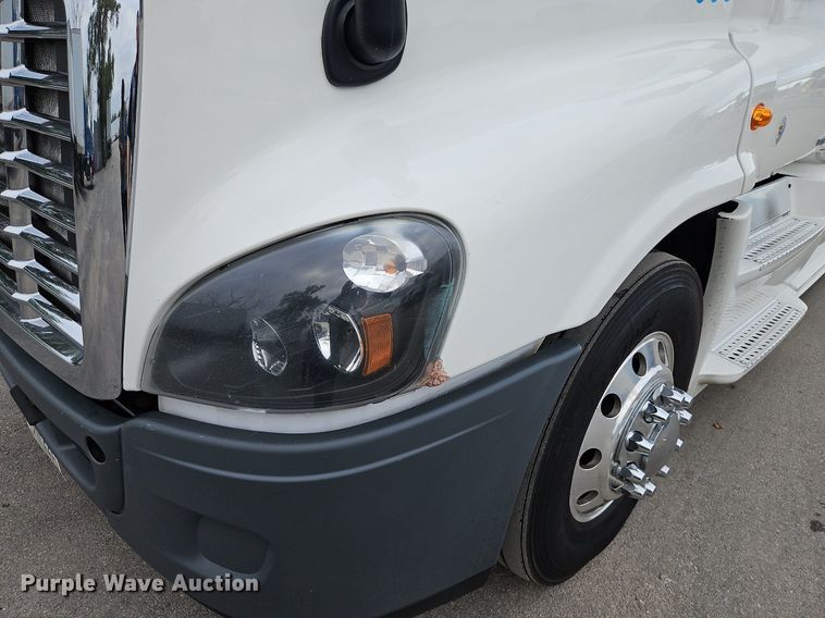 image for item LL9280 2016 Freightliner Cascadia  semi truck