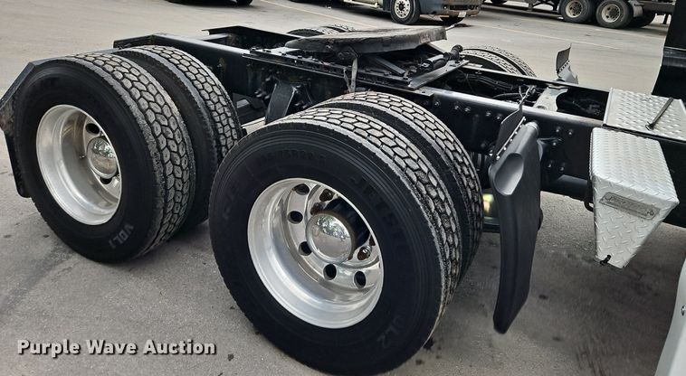 image for item LL9280 2016 Freightliner Cascadia  semi truck