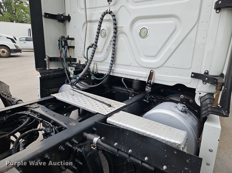 image for item LL9280 2016 Freightliner Cascadia  semi truck