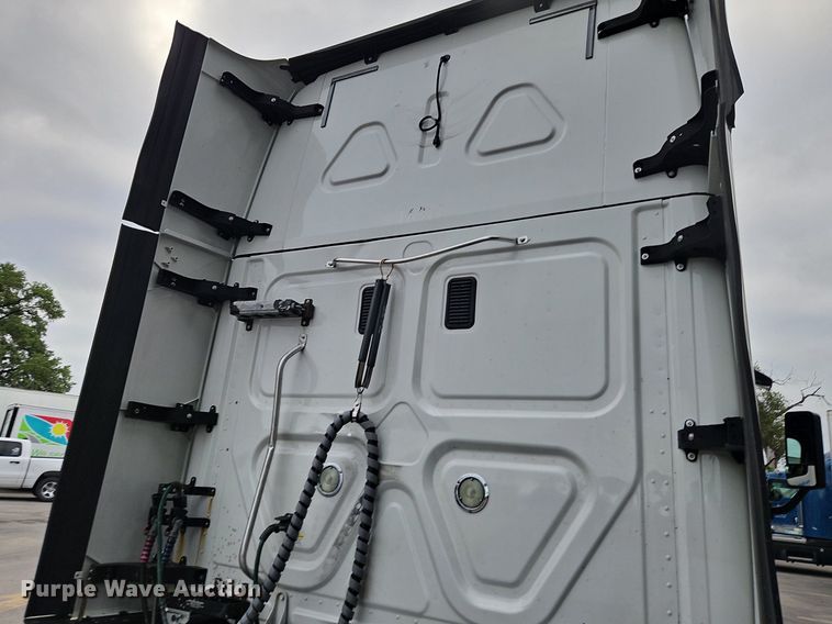 image for item LL9280 2016 Freightliner Cascadia  semi truck