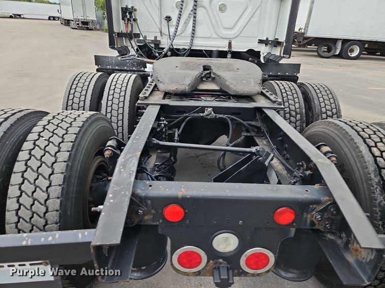 image for item LL9280 2016 Freightliner Cascadia  semi truck