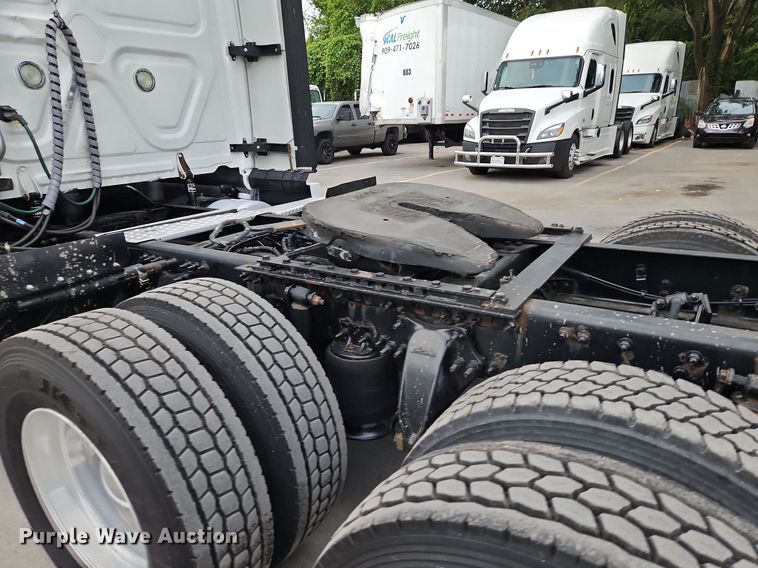 image for item LL9280 2016 Freightliner Cascadia  semi truck