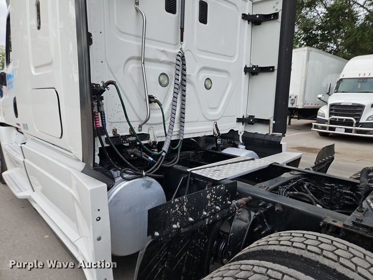 image for item LL9280 2016 Freightliner Cascadia  semi truck