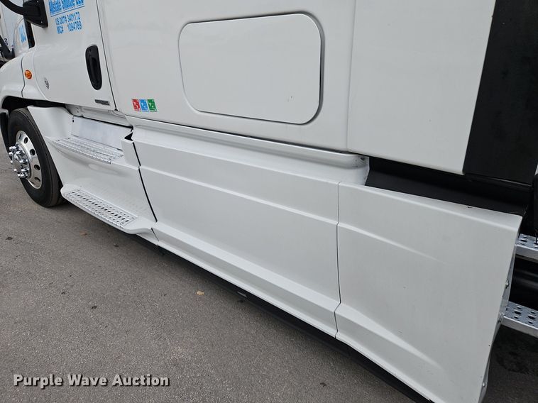 image for item LL9280 2016 Freightliner Cascadia  semi truck