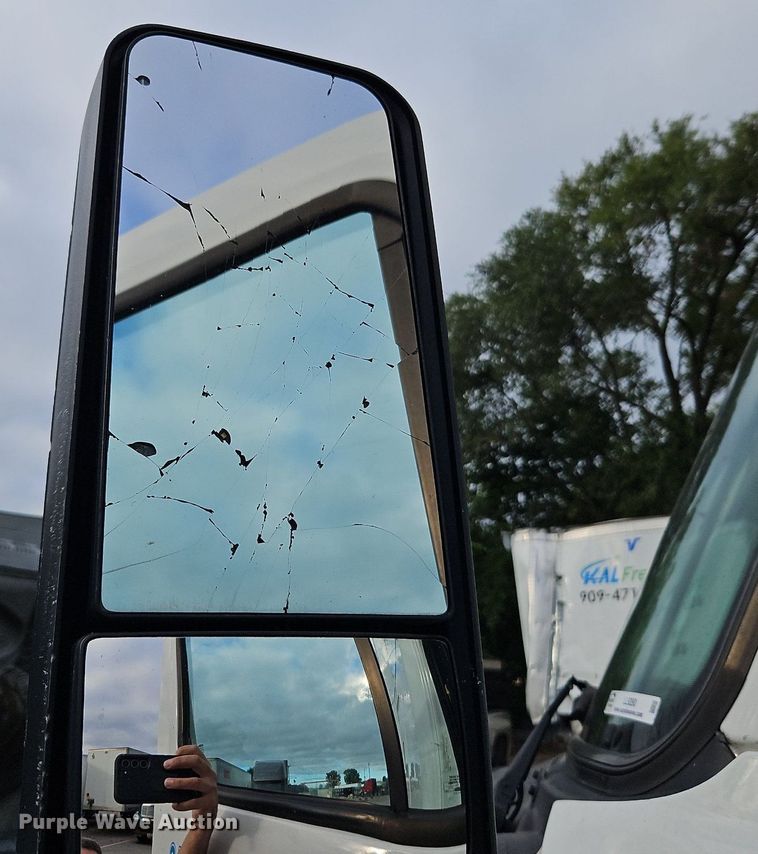 image for item LL9280 2016 Freightliner Cascadia  semi truck