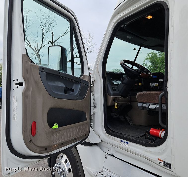 image for item LL9280 2016 Freightliner Cascadia  semi truck