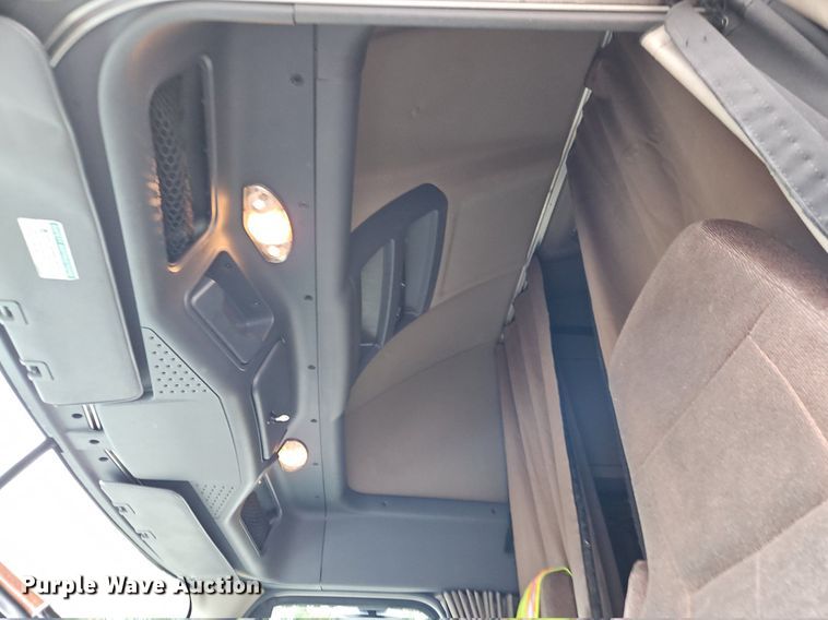 image for item LL9280 2016 Freightliner Cascadia  semi truck