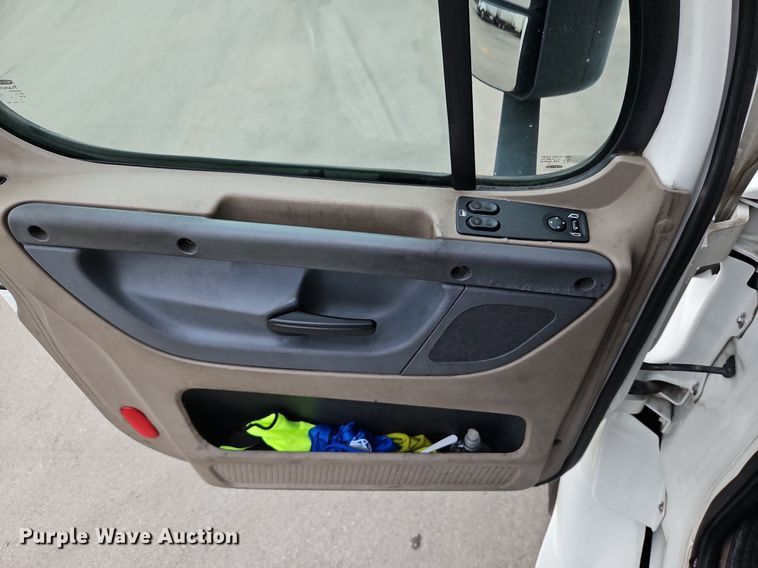 image for item LL9280 2016 Freightliner Cascadia  semi truck