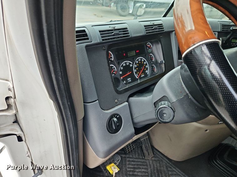 image for item LL9280 2016 Freightliner Cascadia  semi truck