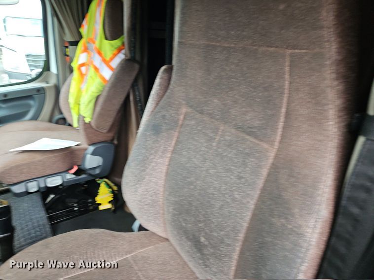 image for item LL9280 2016 Freightliner Cascadia  semi truck