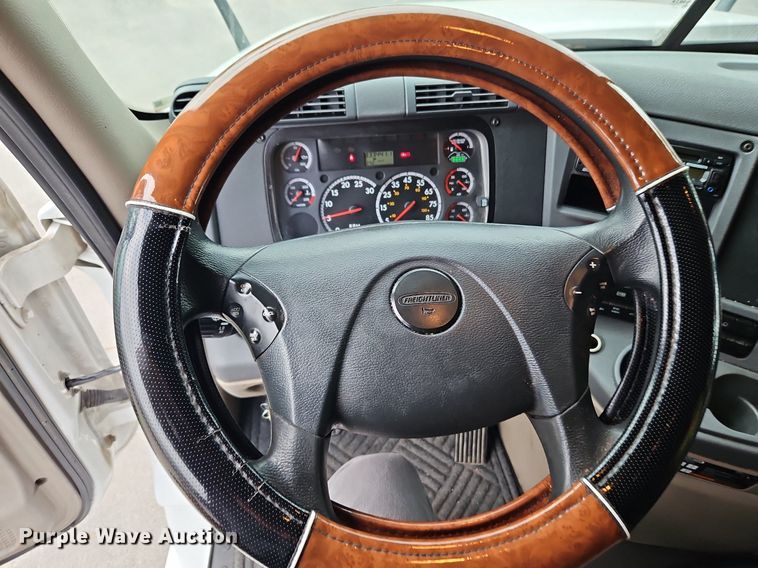 image for item LL9280 2016 Freightliner Cascadia  semi truck