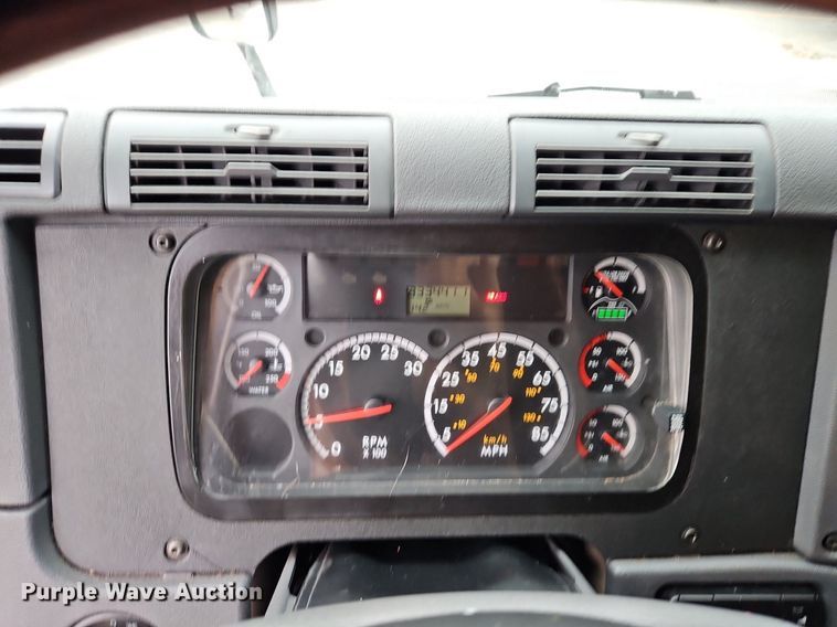 image for item LL9280 2016 Freightliner Cascadia  semi truck